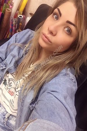 Варя, метро Театральная