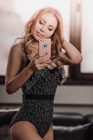 Алла, метро Лесопарковая