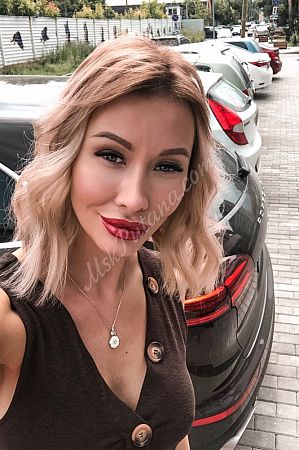 Полина, метро Новопеределкино