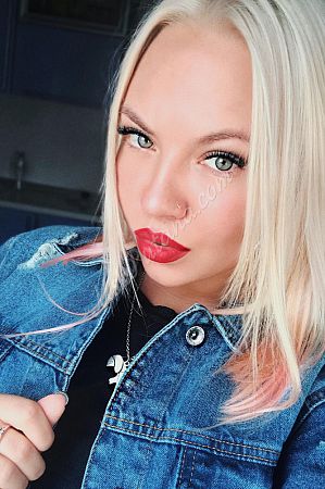 Анюта, метро Митино