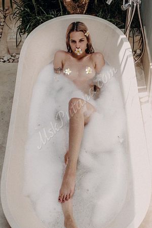 Алла, метро Пражская