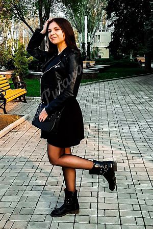 Лариса, метро Волжская