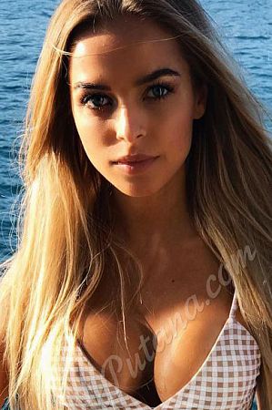 Юлия, метро Площадь Революции