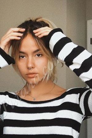 Алёна, метро Площадь Революции