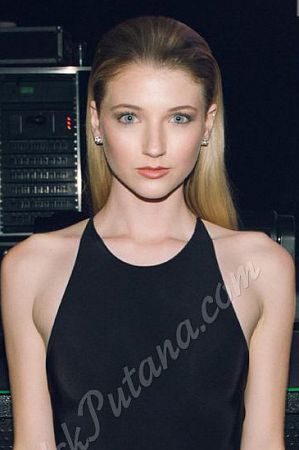 Аня, метро Площадь Революции