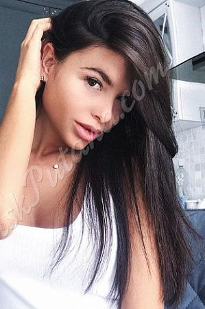 Аня, метро Международная