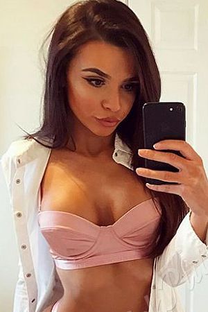 Лара, метро Маяковская