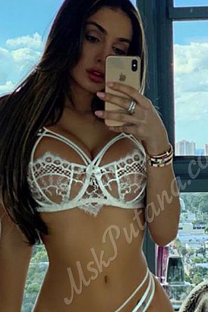 Камила, метро Чкаловская