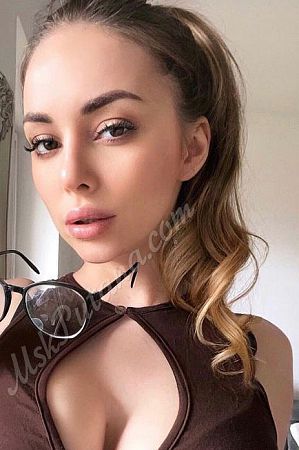 Лена, метро Театральная